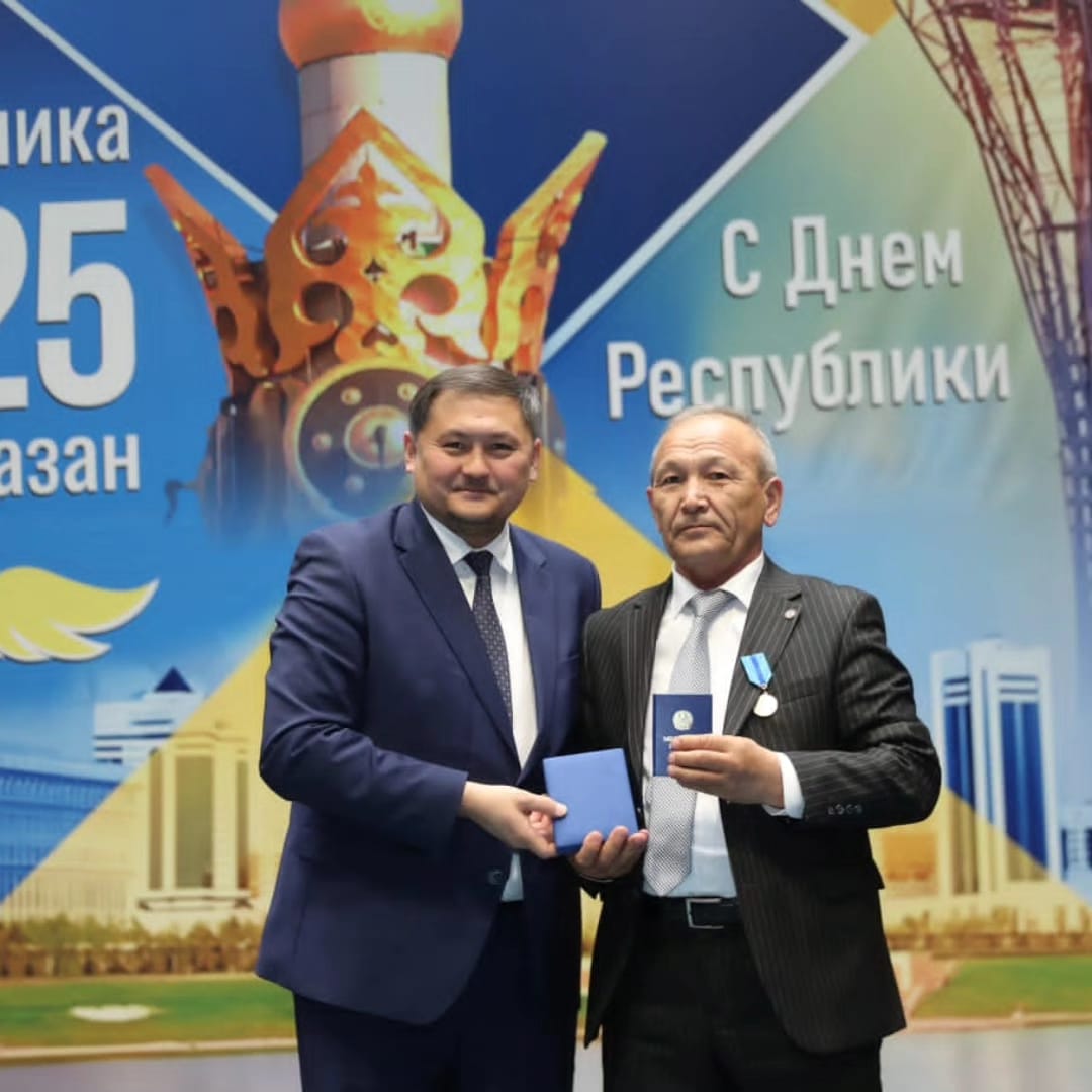 По случаю Дня Республики, Министр науки и высшего образования Республики Казахстан Саясат Нурбек наградил ученых и работников в сферы  науки и высшего образования  24.10.2023 г.  в актовом зале 