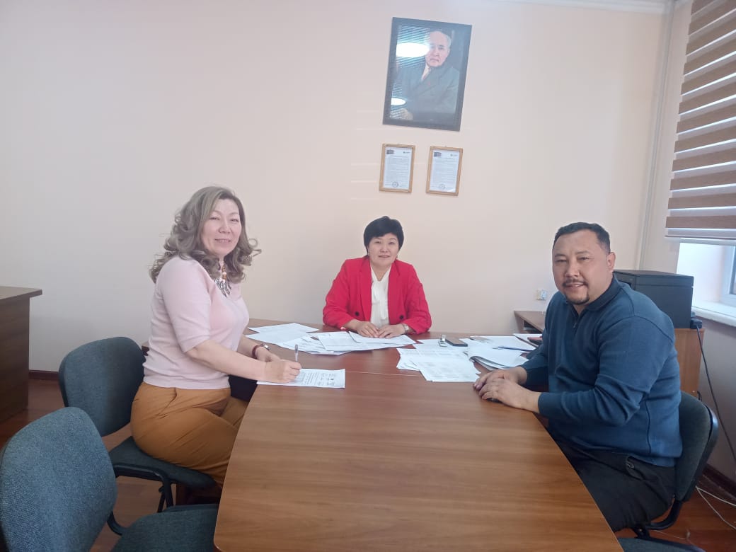Dean of the Faculty of Agriculture held a meeting with the Deputy Chairman of the cooperative &quot;Beskoshe onimderi&quot; and the director of the corporate fund &quot;Bolashak Ontustik&quot;